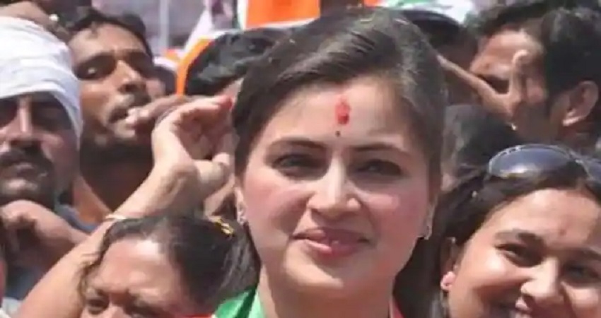 सांसद नवनीत राणा का आरोप, शिवसेना MP ने ''वाझे'' केस उठाने पर दी धमकी सांसद नवनीत राणा का आरोप, शिवसेना MP ने ''वाझे'' केस उठाने पर दी धमकी